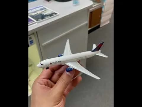 Daron Delta Air Lines Die-Cast Model Airplane Toy | Authentic Aviation Collectible for Kids & Collectors thumbnail 9