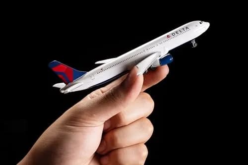 Daron Delta Air Lines Die-Cast Model Airplane Toy | Authentic Aviation Collectible for Kids & Collectors thumbnail 4