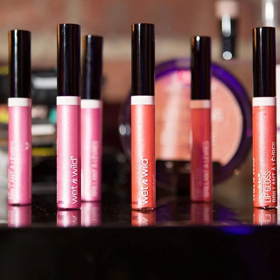 wet n wild MegaSlicks Lip Gloss Red Cherish | Ultra-Glossy, Vitamin-E Enriched, Vegan (16.26 ml / 0.55 Fl Oz) thumbnail 9