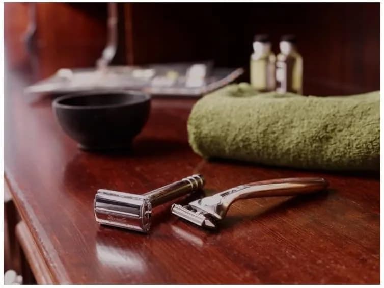 Wilkinson Sword Quattro Vintage Edition Men's Razor with 5 Blades | Titanium Coated Blades for Close, Comfortable Shave thumbnail 8