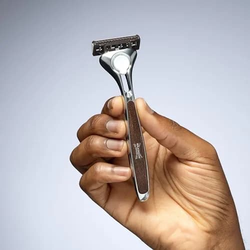 Wilkinson Sword Quattro Vintage Edition Men's Razor with 5 Blades | Titanium Coated Blades for Close, Comfortable Shave thumbnail 3