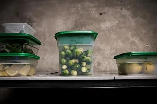 Cambro 4 QT (3.78 L) Square Food Storage Container with Green Lid | Commercial Grade BPA-Free & Microwave Safe thumbnail 3
