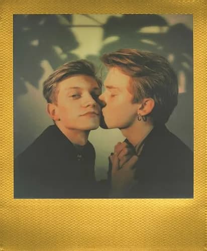 Polaroid i-Type Color Film - Golden Moments Edition Double Pack (16 Photos, Gold Frame) | Instant Film for Polaroid i-Type Cameras thumbnail 3