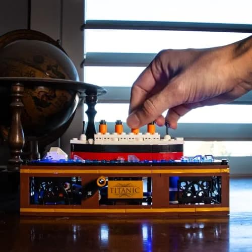Brick Loot Titanic Iceberg Model Kit with LED Lights, 319-Piece Building Set 19.05cm (7.5" L) x 5.08cm (2" W) x 10.16cm (4" H) | STEM Learning Fun thumbnail 4