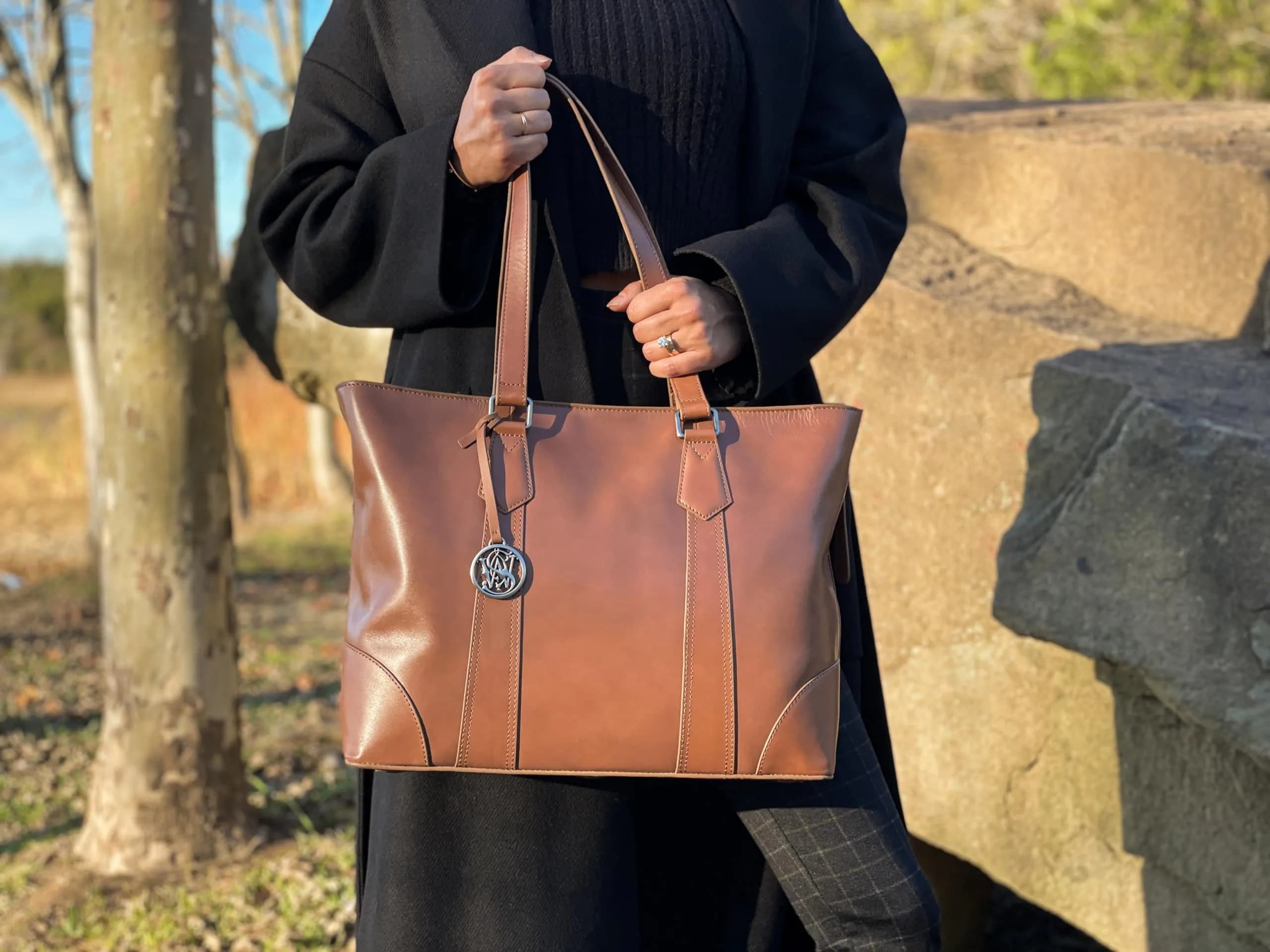 Rugged Rare Smith & Wesson Travel Tote – Concealed Carry Leather Bag 10x13x5 in | Secure CCW Compartment