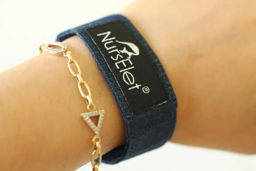 NursElet Nursing Bracelet, Hands-Free Shirt Holder & Breastfeeding Reminder (Denim - 2 Units) thumbnail 8
